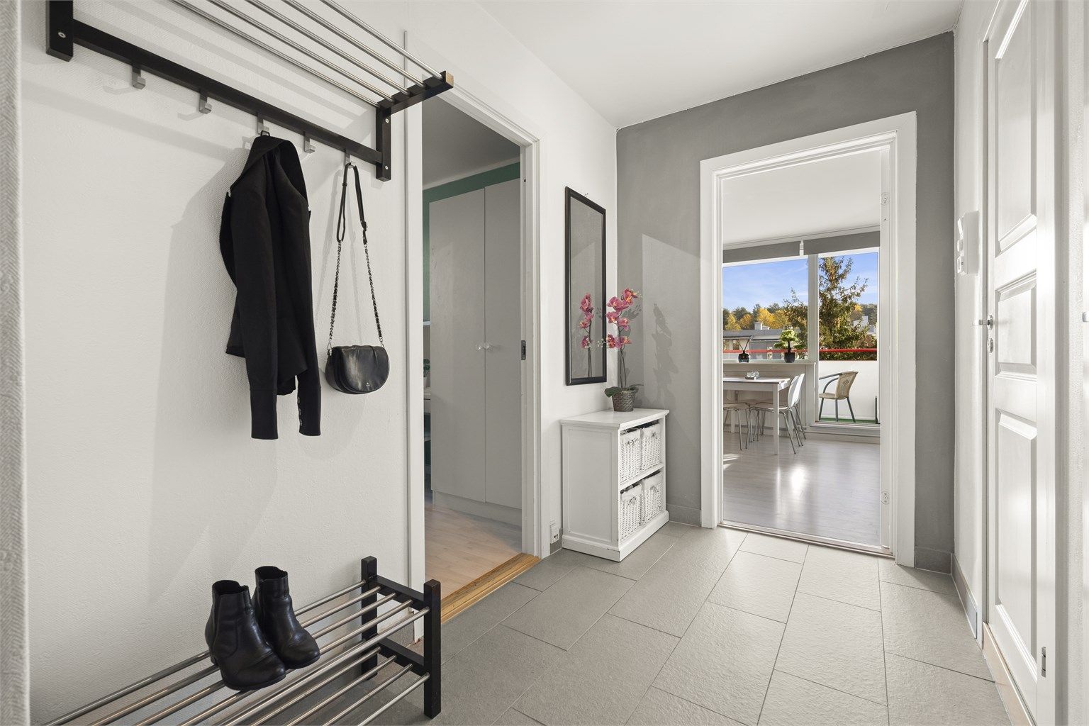 Velkommen inn! Praktisk og flislagt entré.