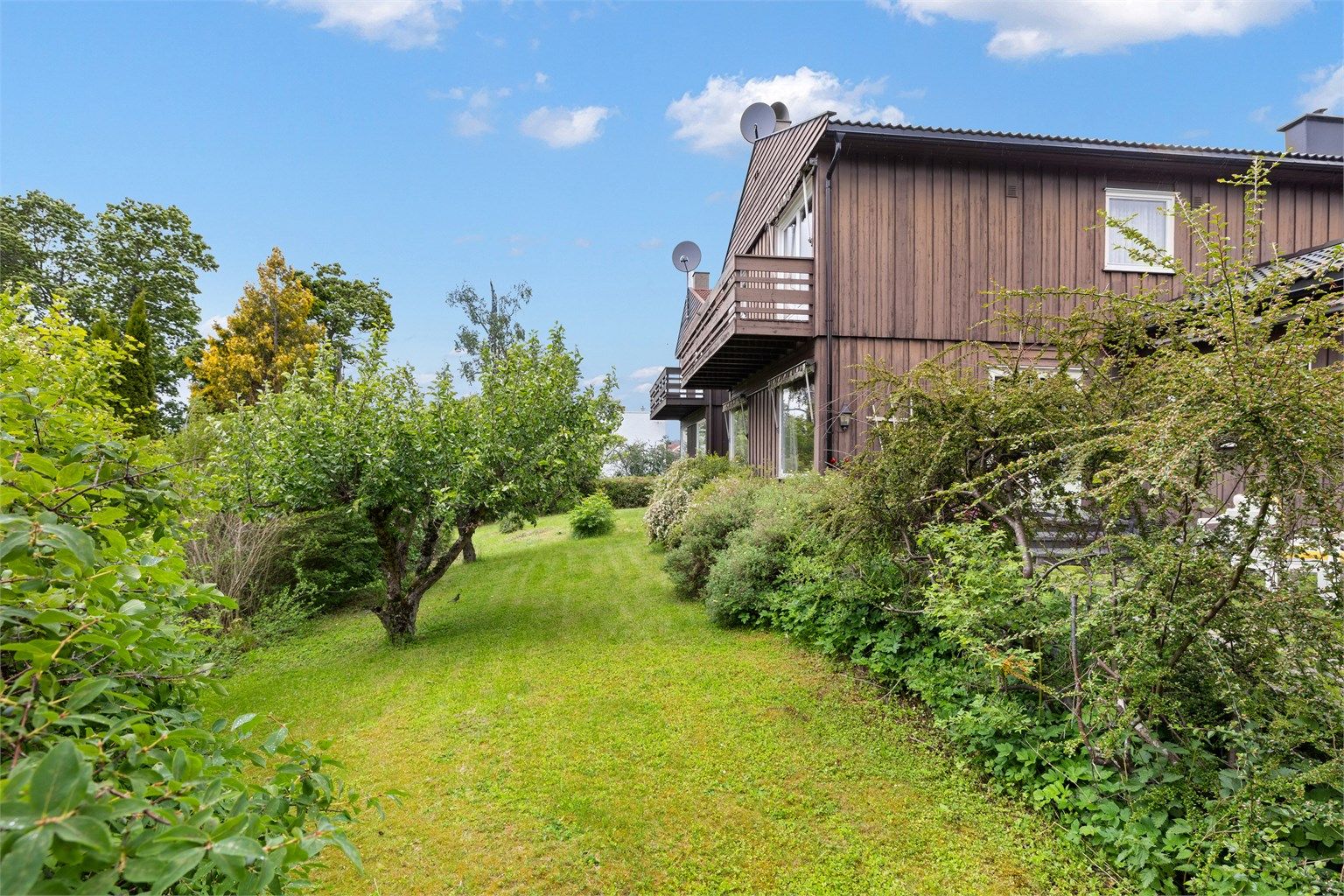 Solrik og trafikkskjermet familiebolig med 4 soverom, romslig hage og garasje. 