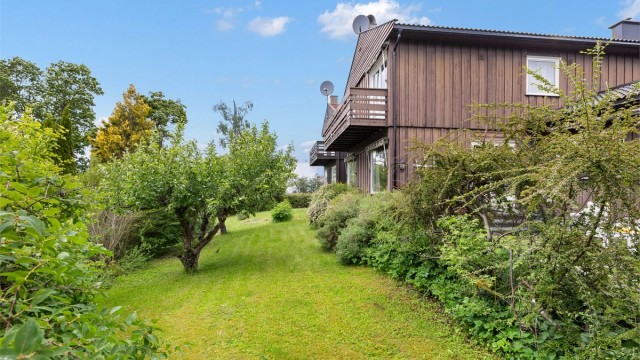 Solrik og trafikkskjermet familiebolig med 4 soverom, romslig hage og garasje.