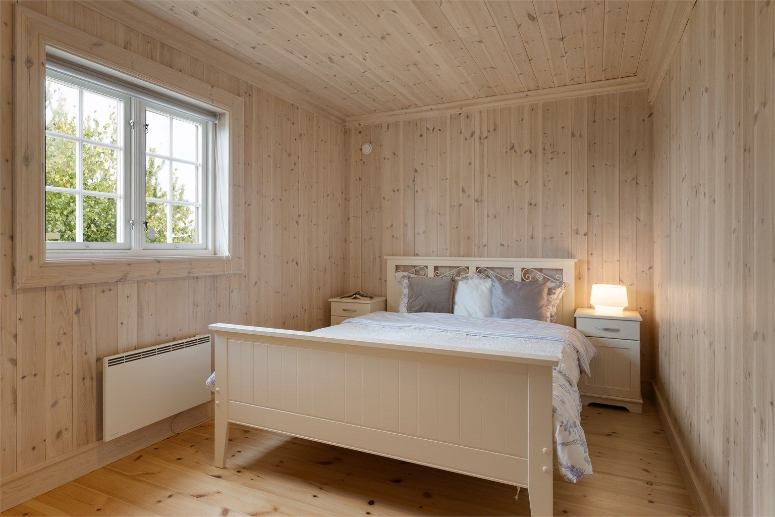 De tre soverommene gir fleksible bruksmuligheter og god plass til familie og gjester.