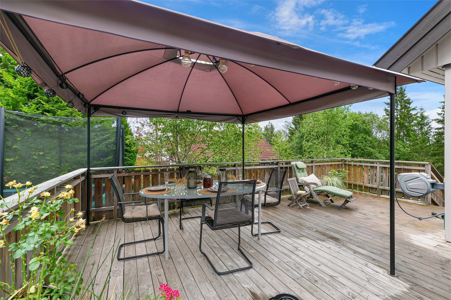 Stor terrasse med plass til spisegruppe og lounge.