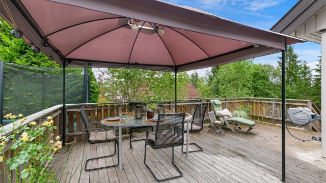 Stor terrasse med plass til spisegruppe og lounge.