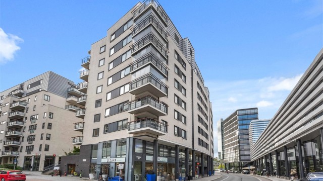 Bygget huser flere servicetilbud og butikker på gateplan.