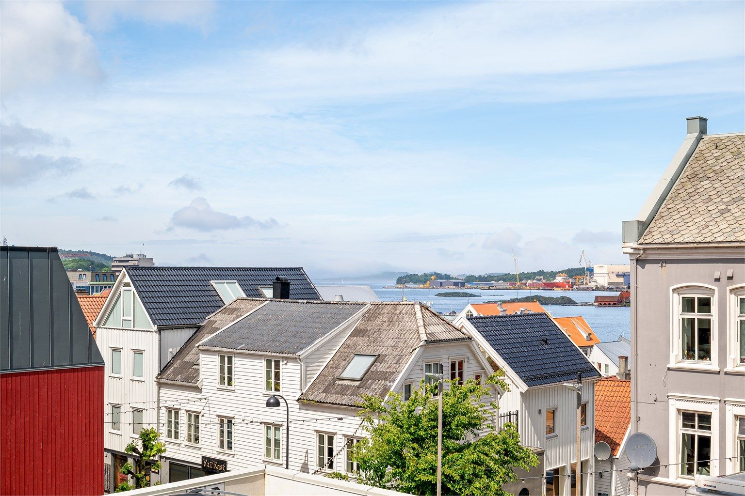 Nydelig utsikt mot Byfjorden og sentrum fra balkongen