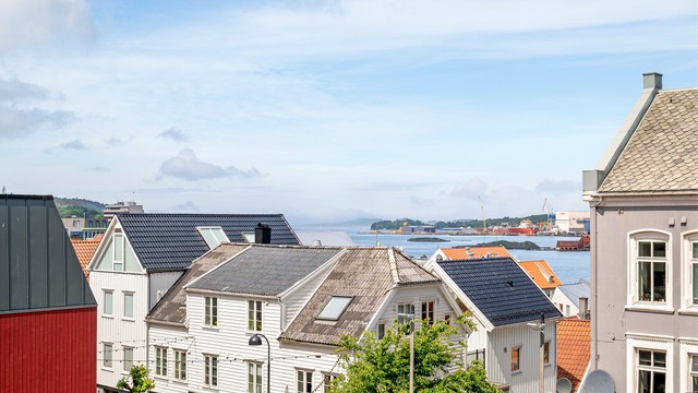 Nydelig utsikt mot Byfjorden og sentrum fra balkongen