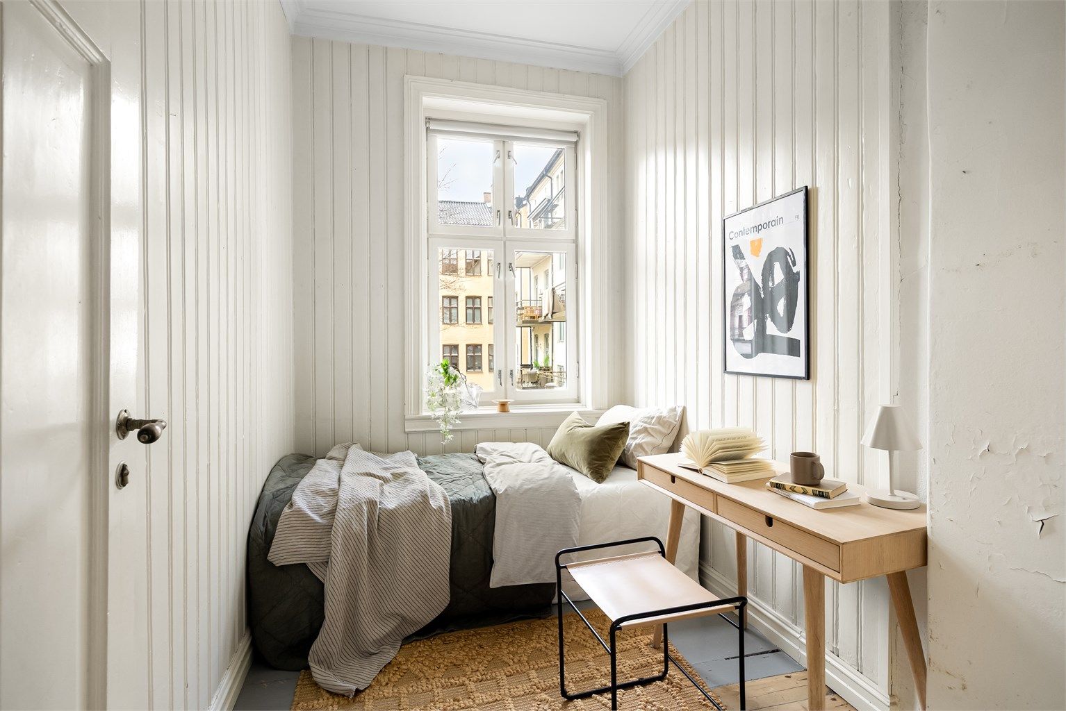 Leilighetens soverom har god plass til dobbeltseng eller enkeltseng og kontorpult.