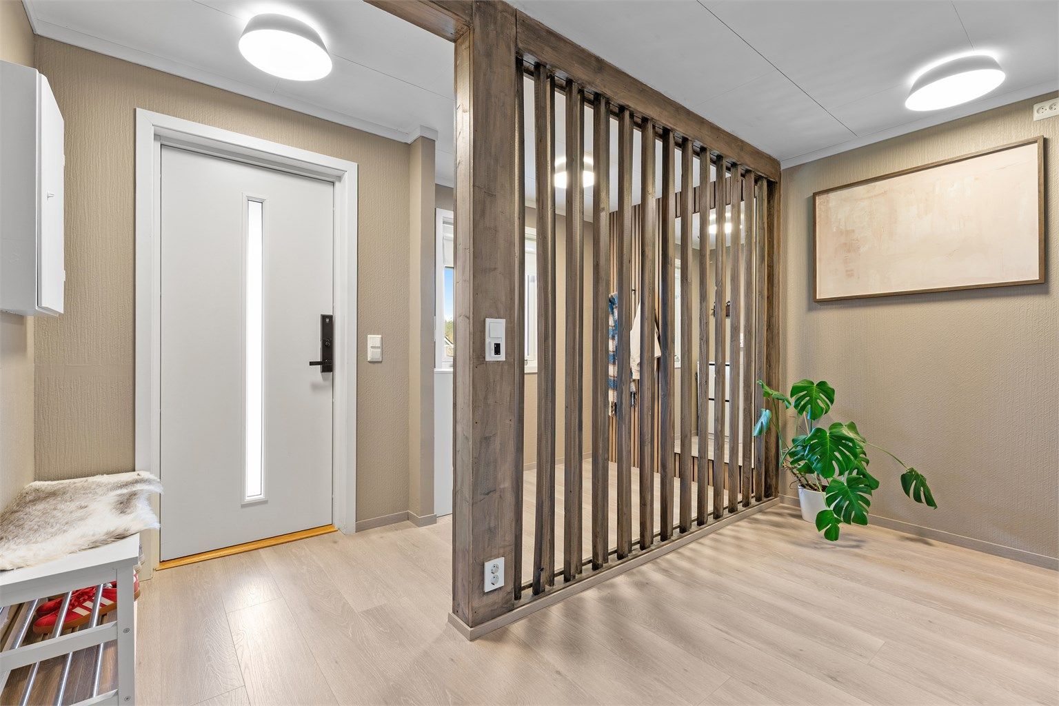 Gang/entré med varme i gulv. Det er også en egen nisje til å henge fra seg yttertøy m.m. 