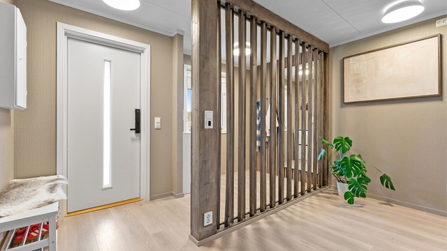 Gang/entré med varme i gulv. Det er også en egen nisje til å henge fra seg yttertøy m.m.