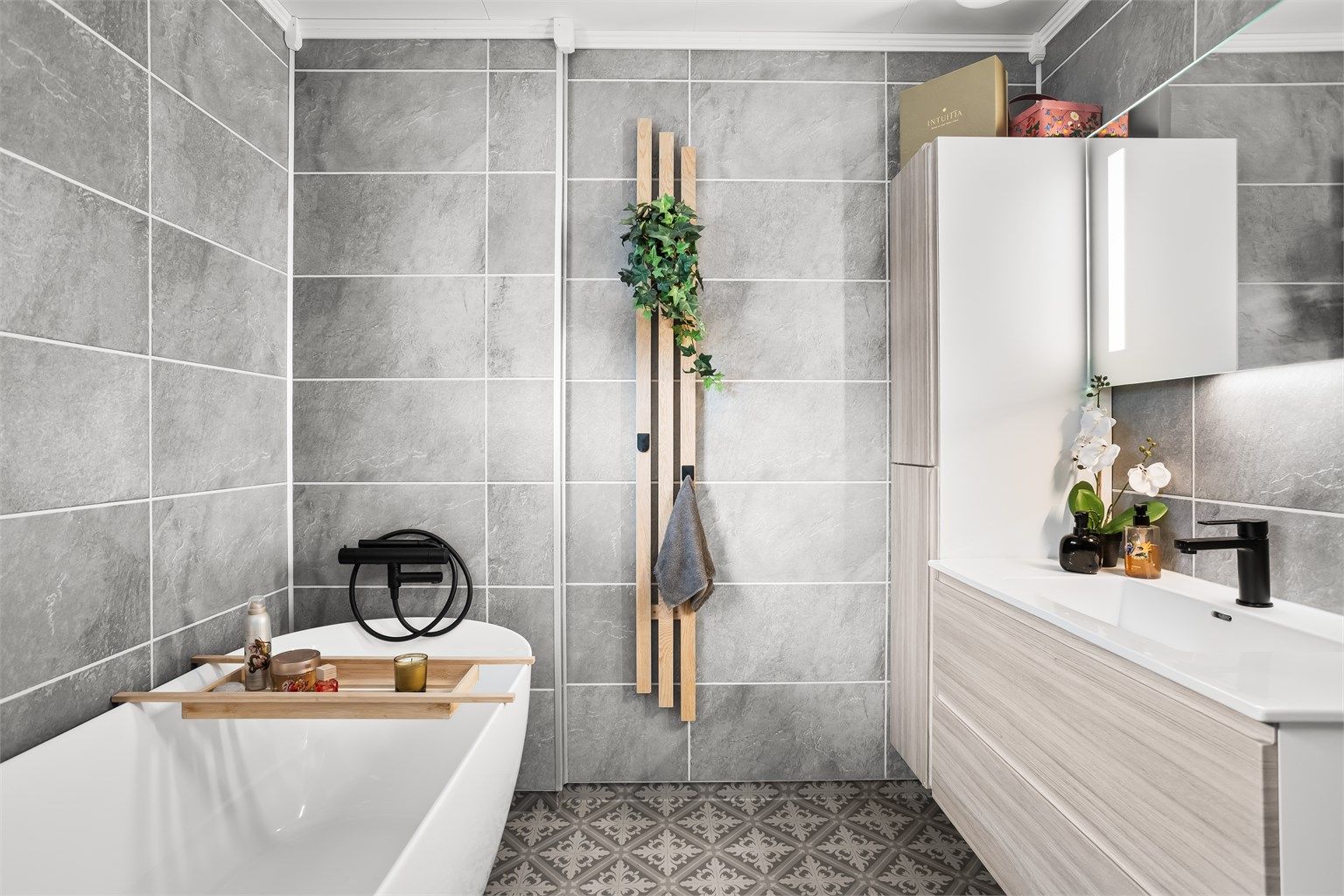 Baderommet ble renovert i 2022 og har elektrisk gulvvarme og baderomsplater på veggene.