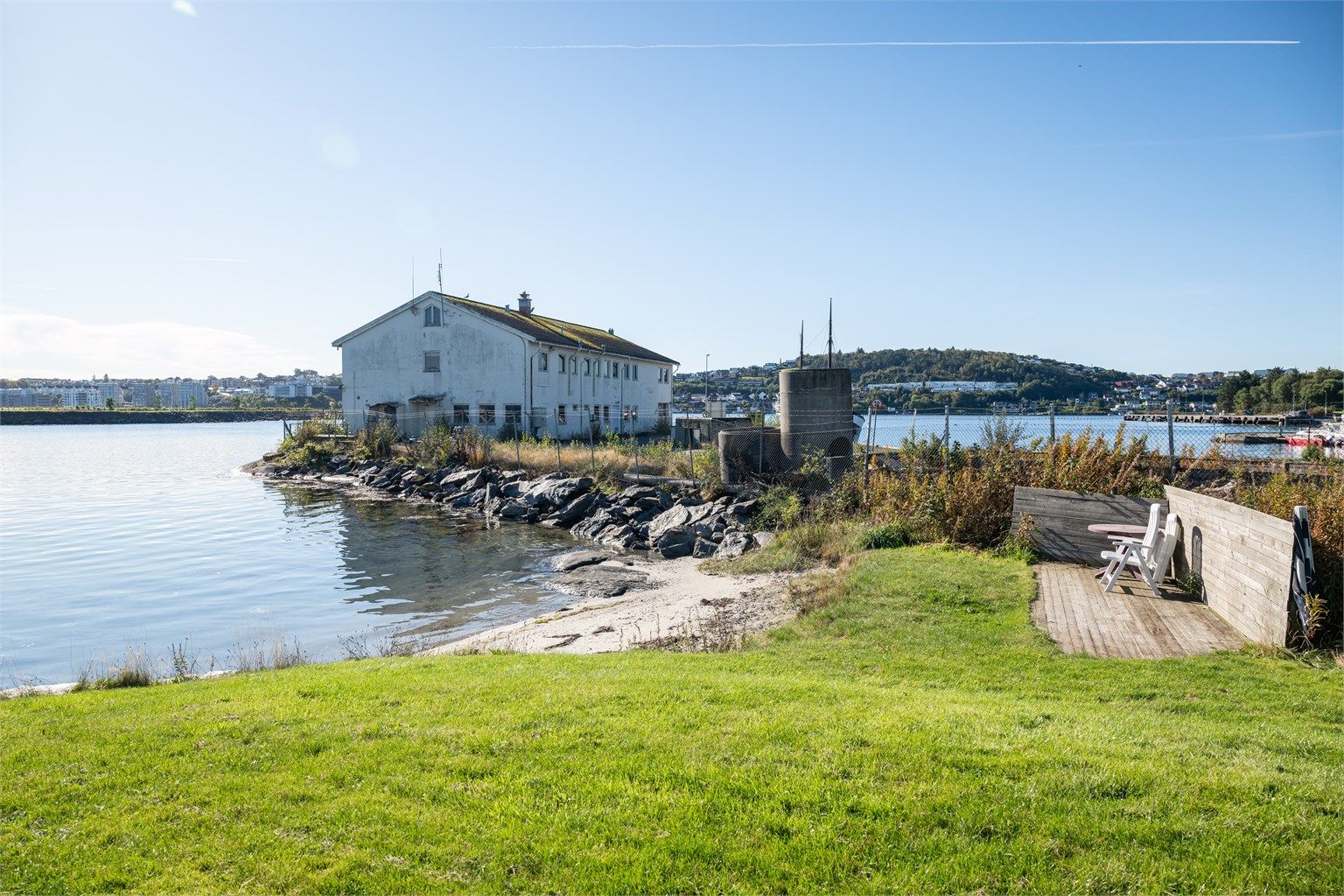 Nærområdet er maritimt. Stranden like nedenfor bolig (eid av Forsvaret). 