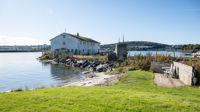 Nærområdet er maritimt. Stranden like nedenfor bolig (eid av Forsvaret).