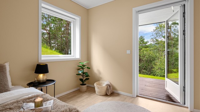 Utgang fra soverom til overbygd terrasse og hage