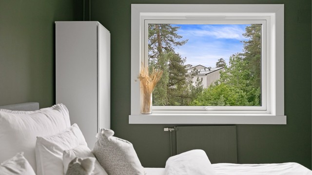 Boligbygget ligger stille og rolig til, omkranset av grønne omgivelser og samtidig meget sentralt til alt av ønskelige fasiliteter