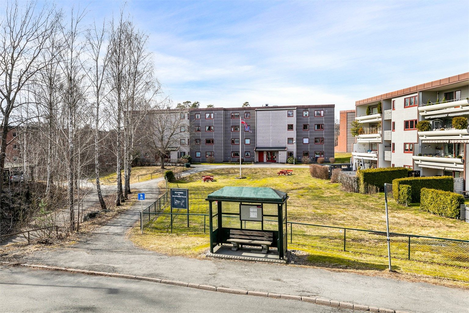 Buss til byen og togstasjonen har hyppig avganger fra Øreåsen dagen gjennom.