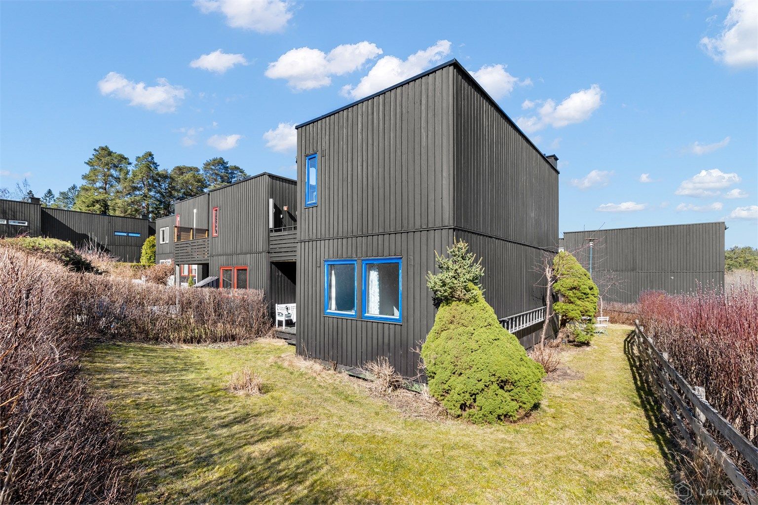 Boligen ligger i et barnevennlig område. Flotte innrammede grøntarealer. 