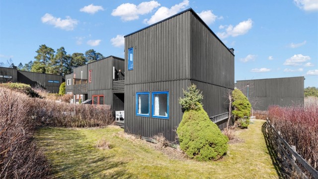 Boligen ligger i et barnevennlig område. Flotte innrammede grøntarealer.