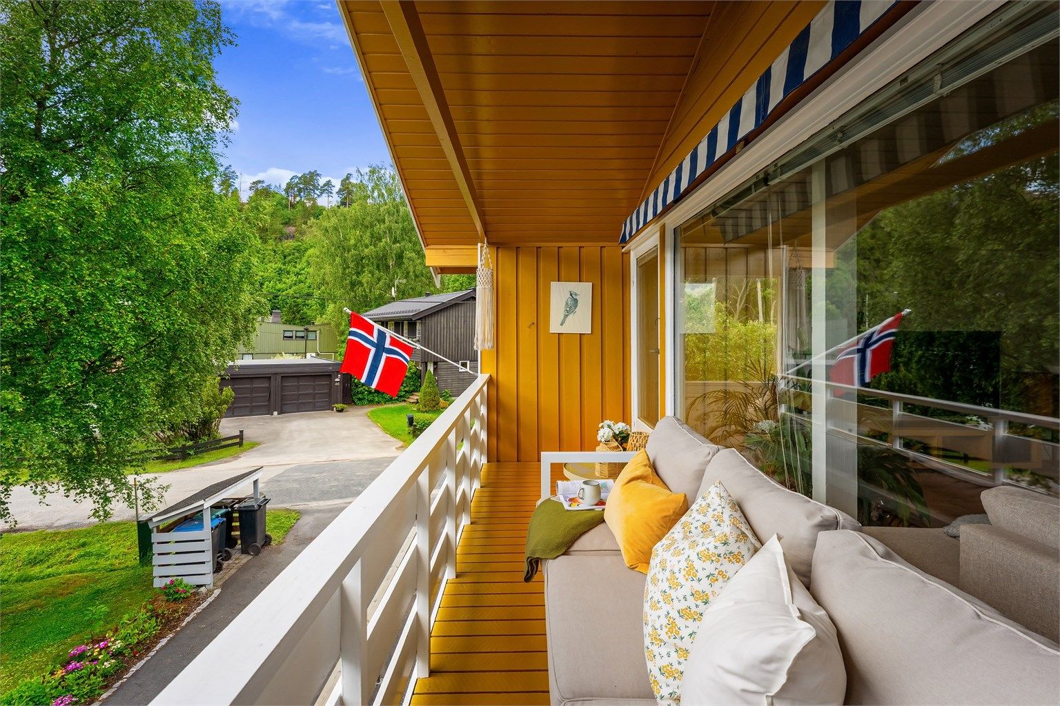 En hyggelig veranda med utsikt over skaugumåsen.