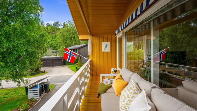 En hyggelig veranda med utsikt over skaugumåsen.