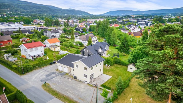 Fin uteplass og dobbel garasje som hører til denne leiligheten