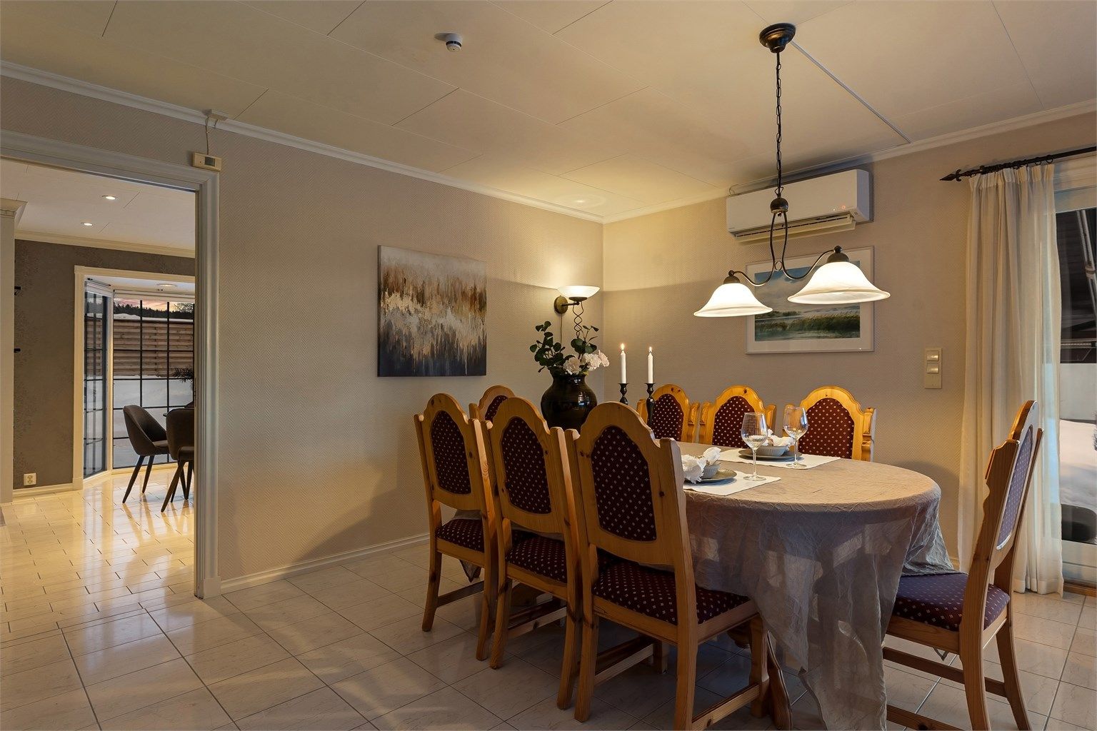 Fra stuen er det en naturlig overgang til kjøkkenet.