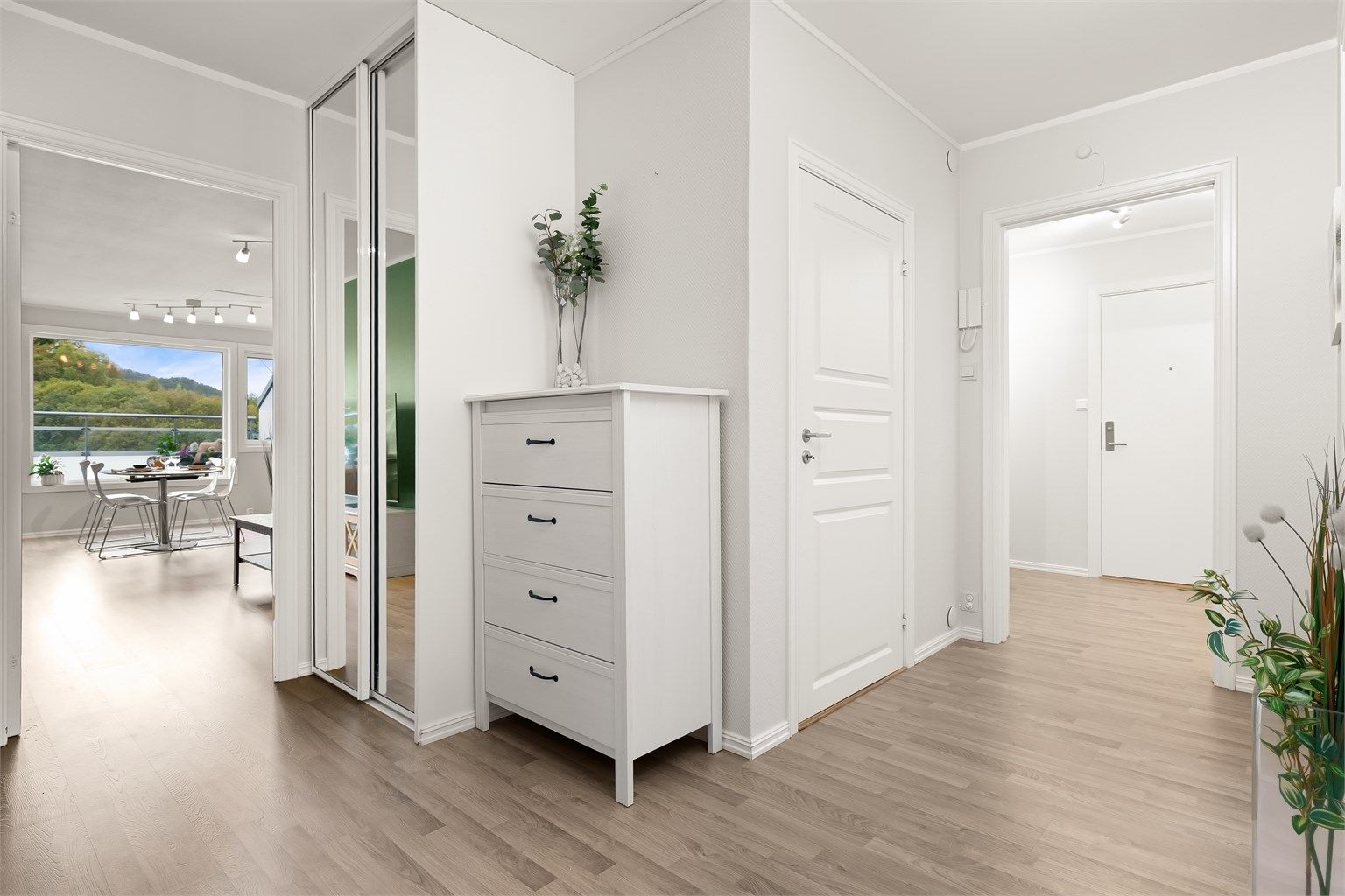 Gangen leder inn til bod, wc, vaskerom, kjøkken og soverom.