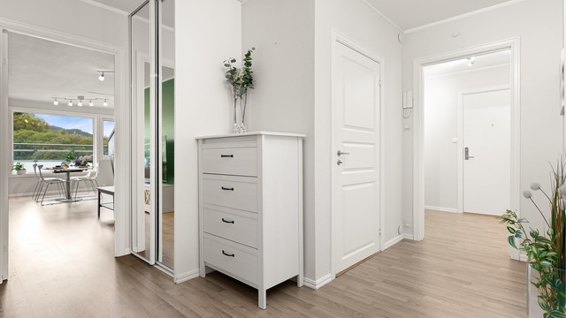 Gangen leder inn til bod, wc, vaskerom, kjøkken og soverom.