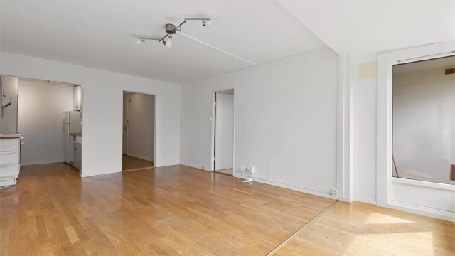 Stuen har gode møbleringsmuligheter med plass for sofagruppe, TV-seksjon og spiseplass