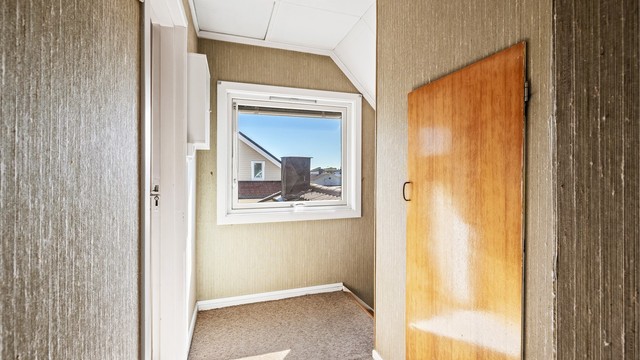 Gang i loftsetasjen som binder sammen etasjens rom. Adkomst til kaldtloft via luke.