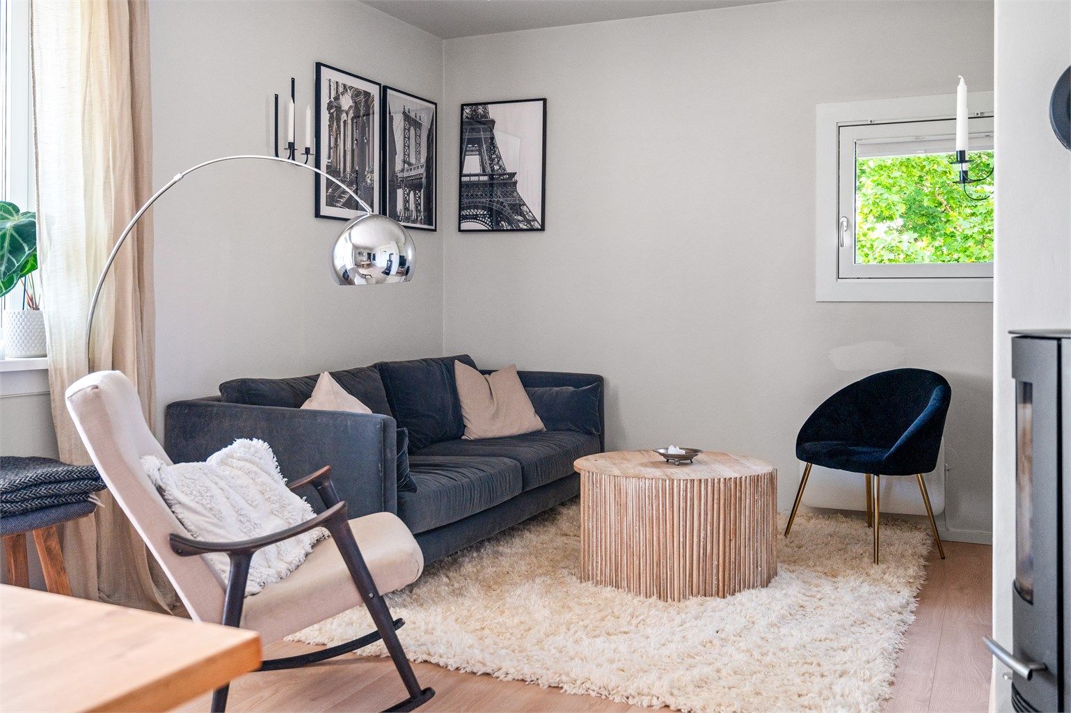 Stuen er romslig og kan enkelt møbleres med en hyggelig sofagruppe med tilhørende stuemøblement.