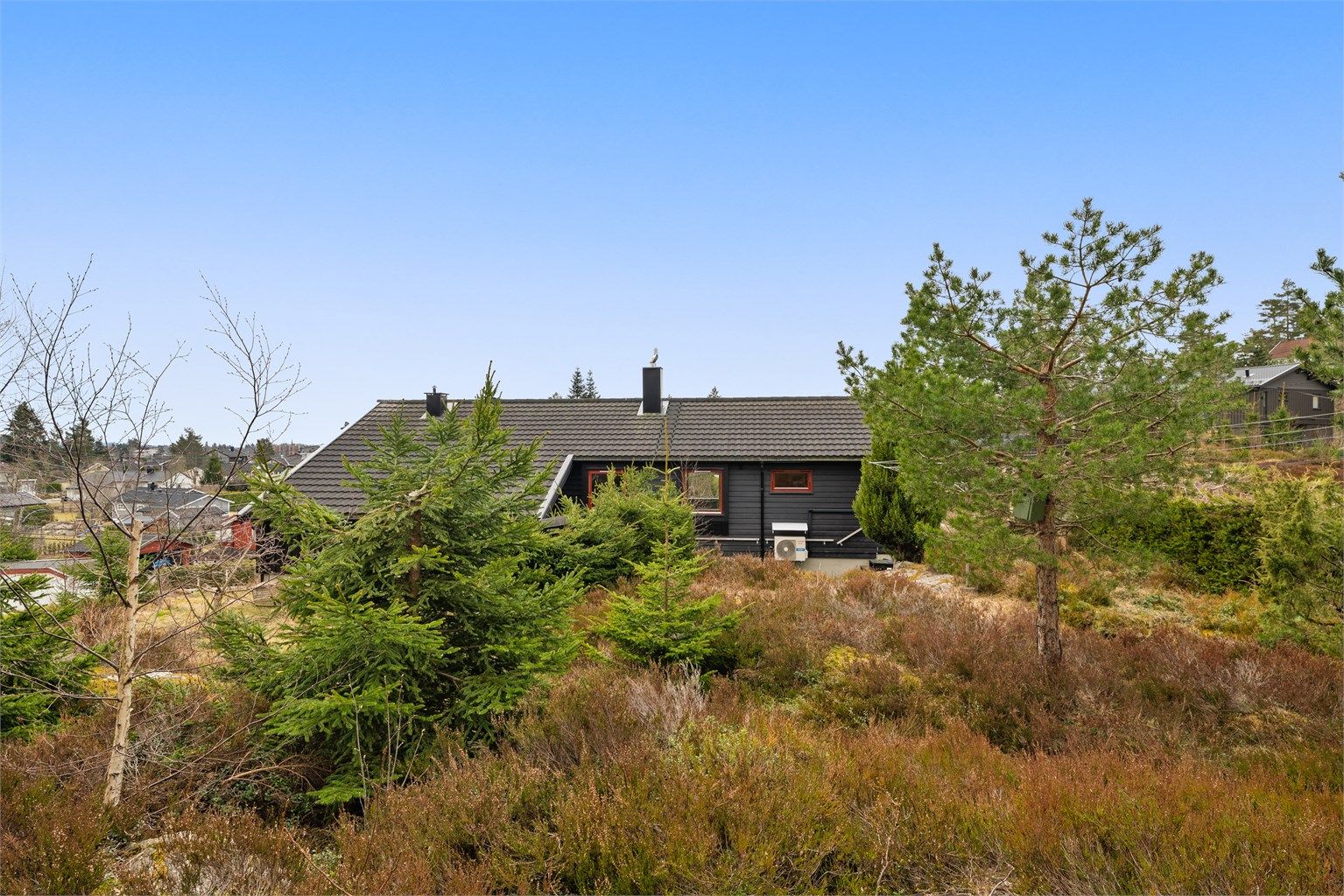 Tomten er dels naturtomt, noe som gir en fin overgang til de grønne omgivelsene.