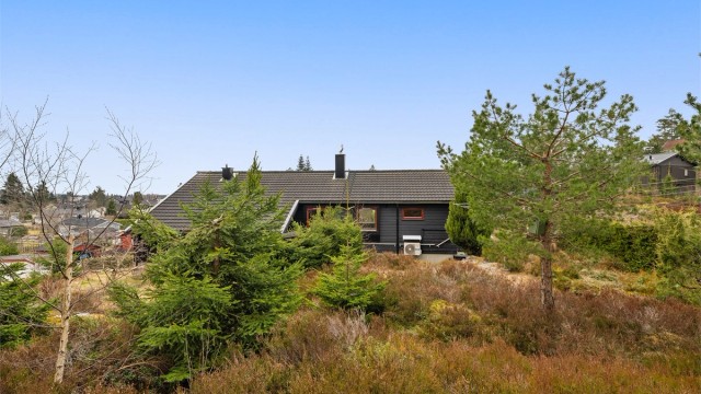 Tomten er dels naturtomt, noe som gir en fin overgang til de grønne omgivelsene.