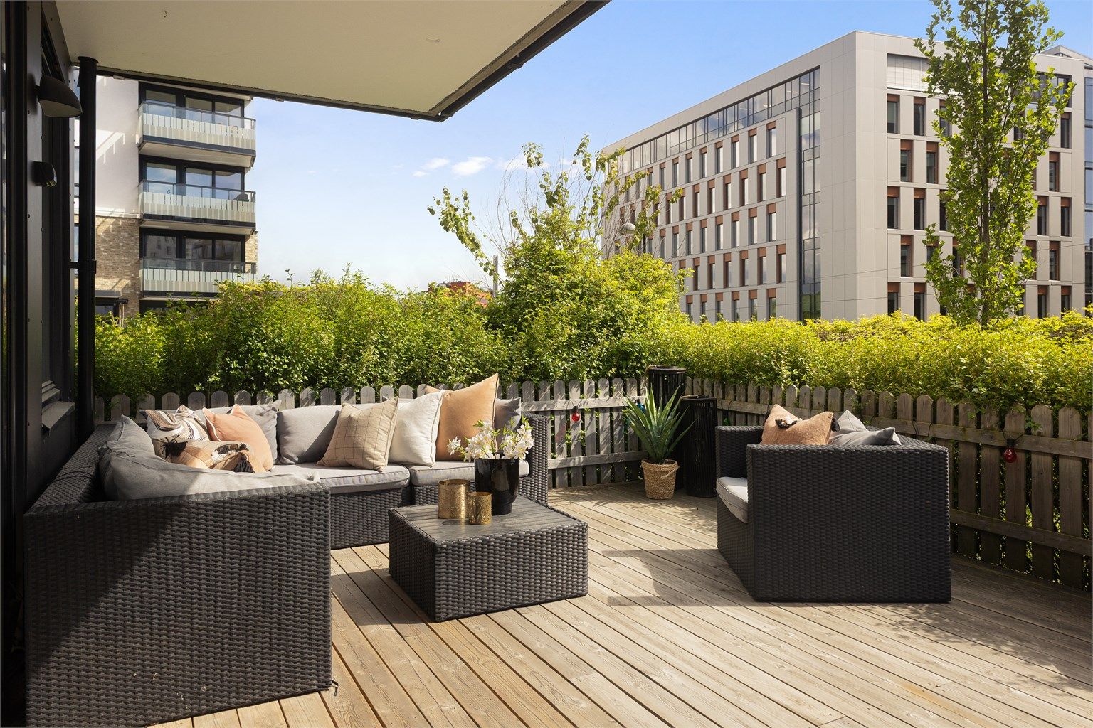 Her er det rikelig med plass til utemøbler, grill, beplantning og hyggelige sammenkomster i solen.