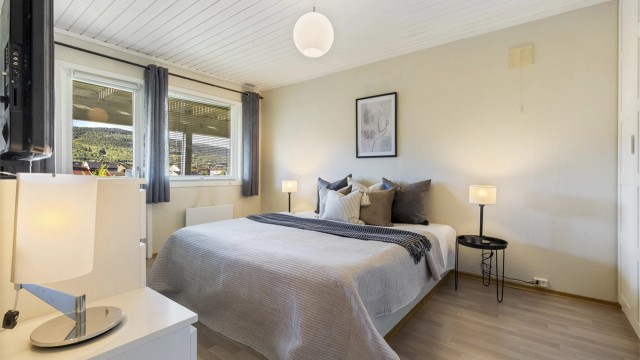 Soverom 3 med utgang til hageområde.