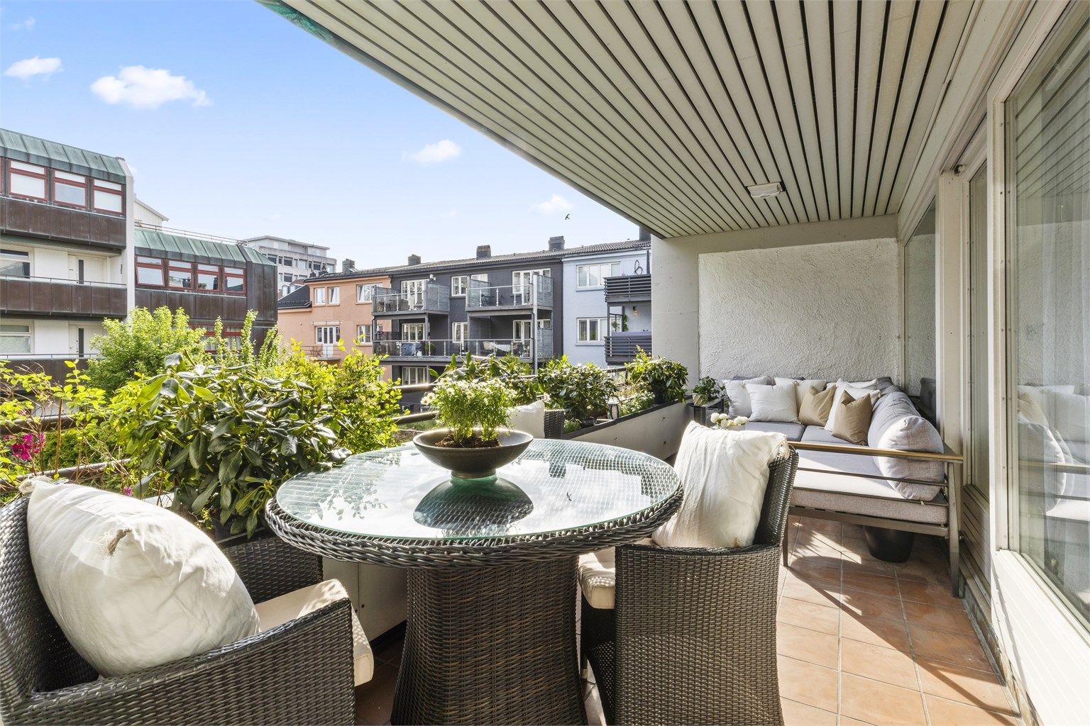 Meget romslig sør-vest vendt balkong med gode møbleringsmuligheter 