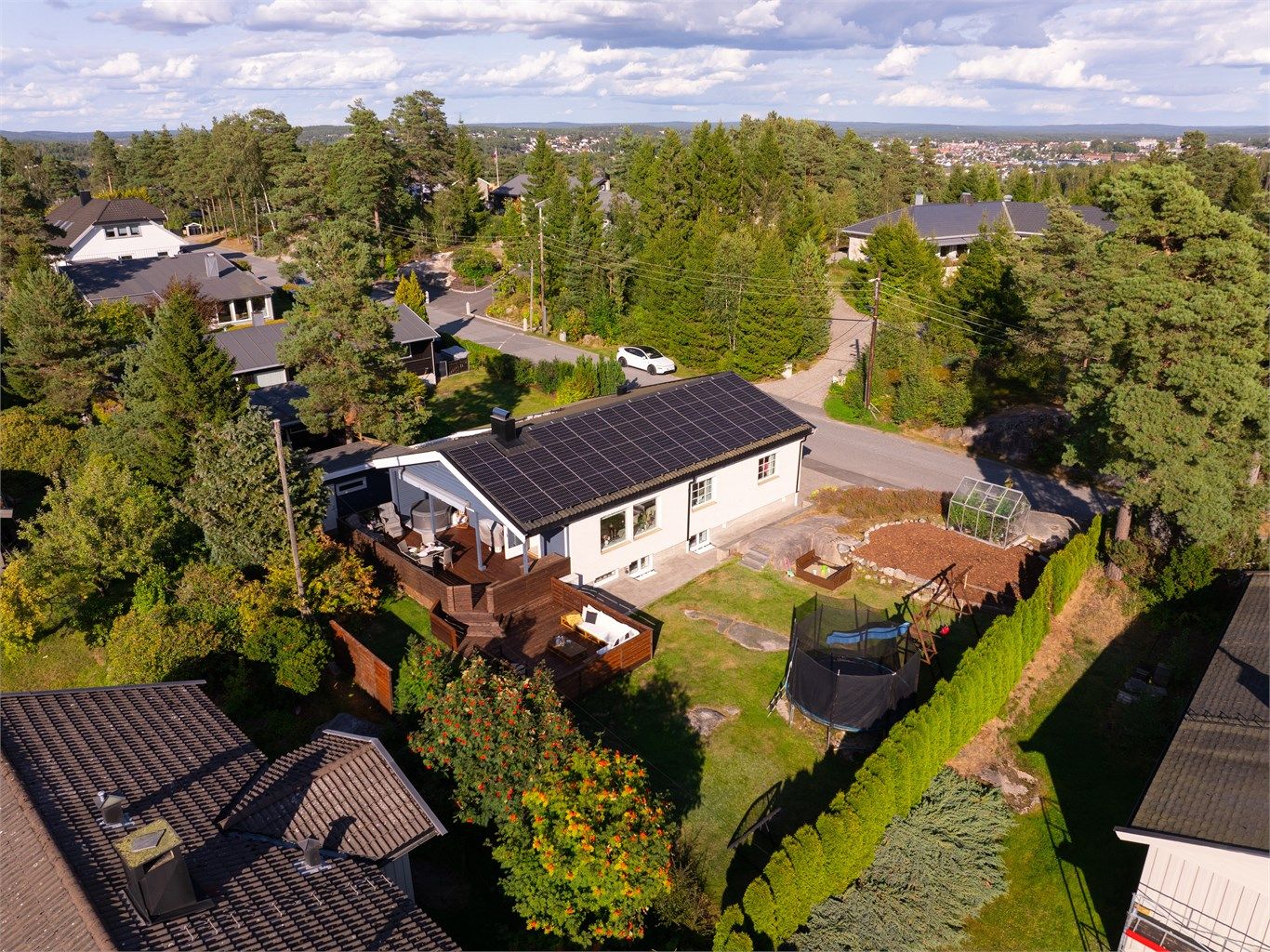 Tomten er på 819 kvm. og består foruten gressplen og gårdsplass av noe fjell i dagen.