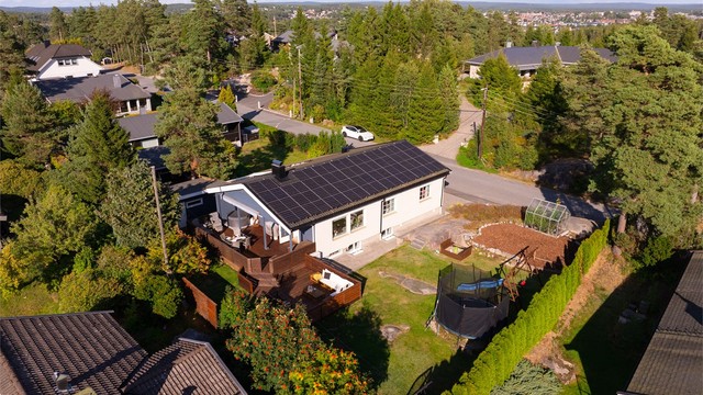Tomten er på 819 kvm. og består foruten gressplen og gårdsplass av noe fjell i dagen.