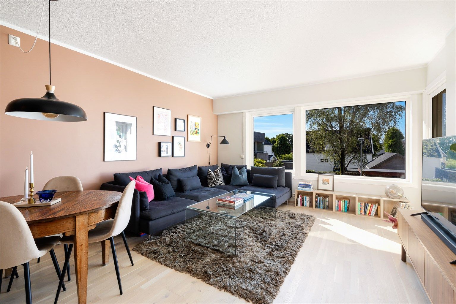 Lys og luftig stue med store vindusflater som gir godt med dagslys