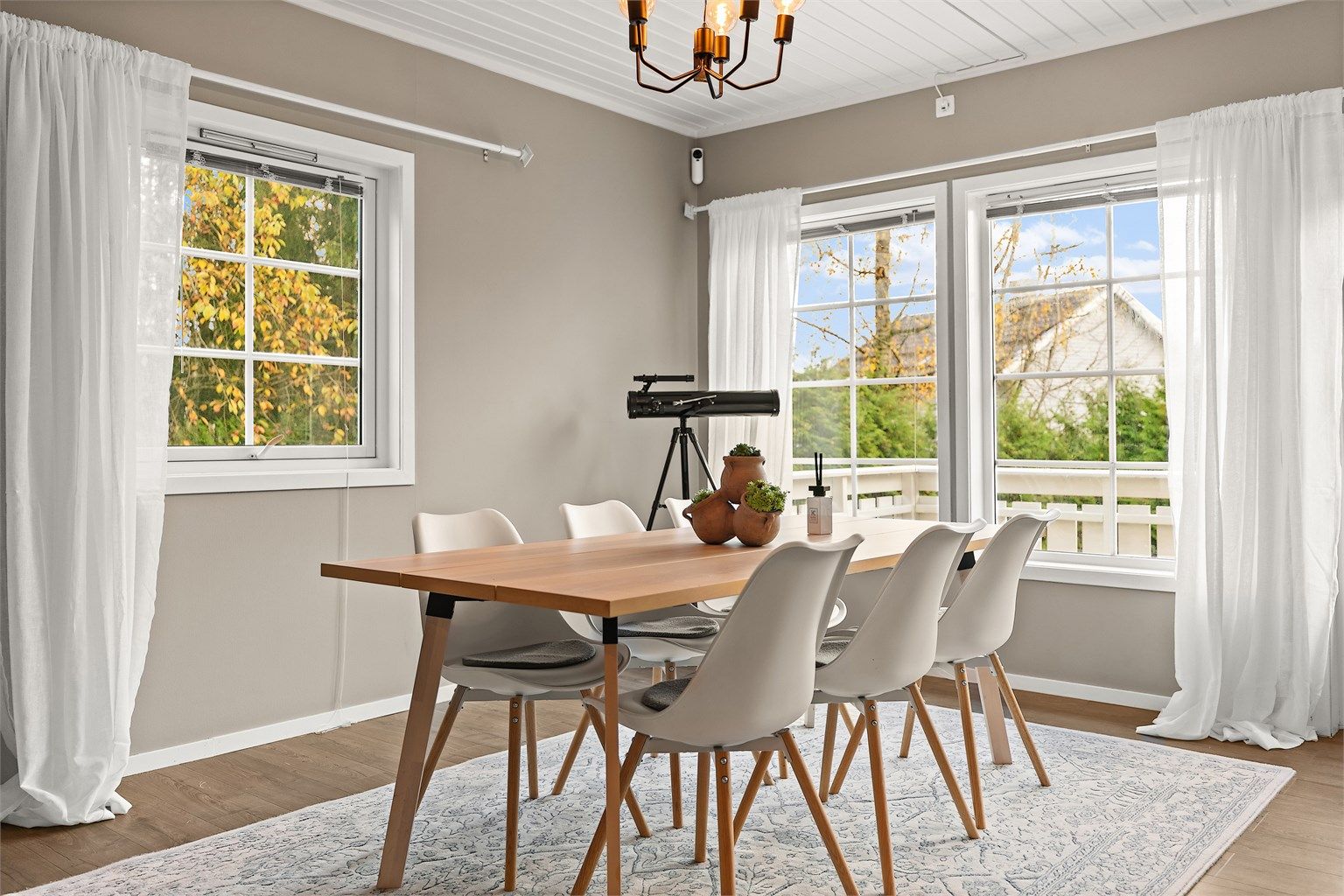 Spisestuen har vinduer i flere himmelretninger.