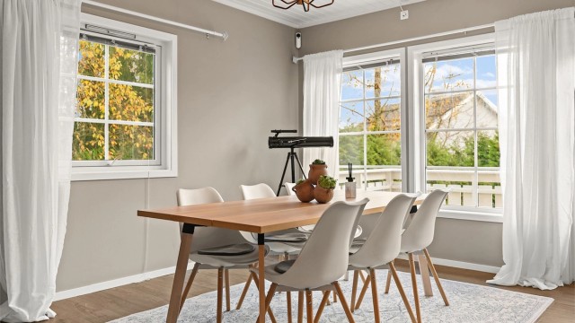 Spisestuen har vinduer i flere himmelretninger.