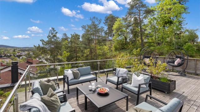 Nyere og moderne enebolig fra 2020. Beliggende tilbaketrukket på et høydedrag. Rå takterrasse, med muligens Abildsøs beste utsikt!!