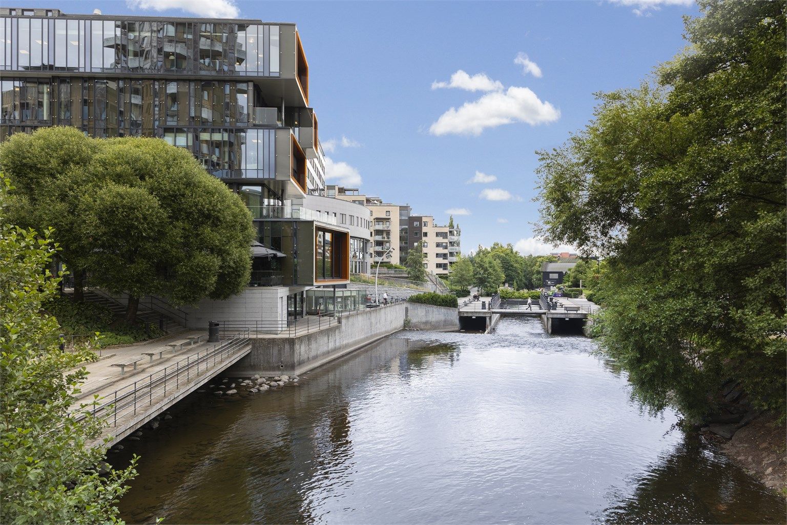Akerselva renner fra Maridalsvannet i nord og sørover gjennom Oslo, til Bjørvika og Oslofjorden