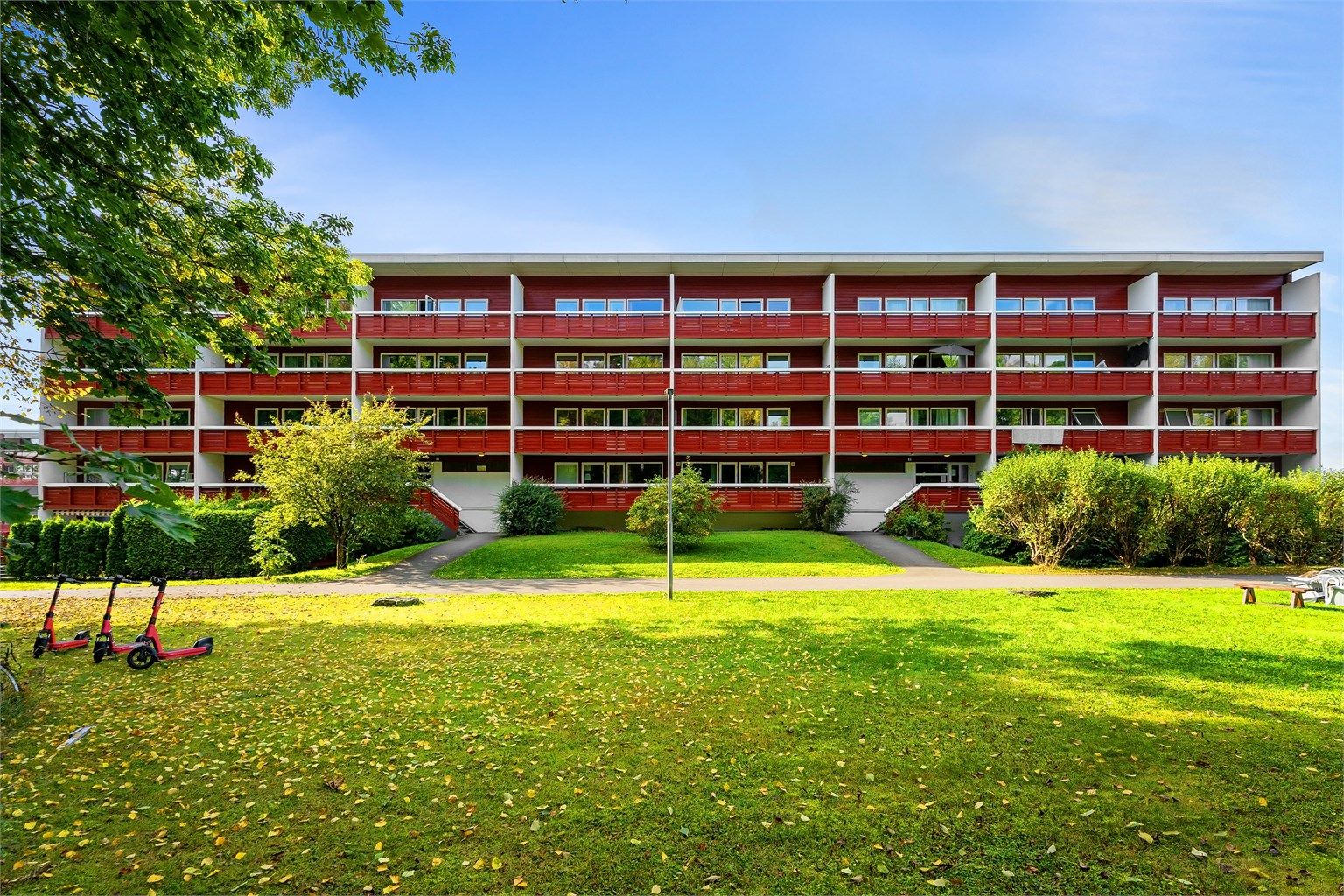 Helgerud Boligsameie er et velholdt leilighetsbygg oppført i 1969, omgitt av store, grønne fellesarealer.