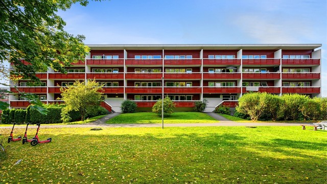 Helgerud Boligsameie er et velholdt leilighetsbygg oppført i 1969, omgitt av store, grønne fellesarealer.