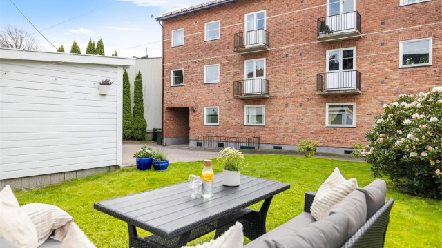 Velkommen til Ferjestedsveien 16. Utendørs i hagen kan du sommerstid få med deg solen store deler av dagen.