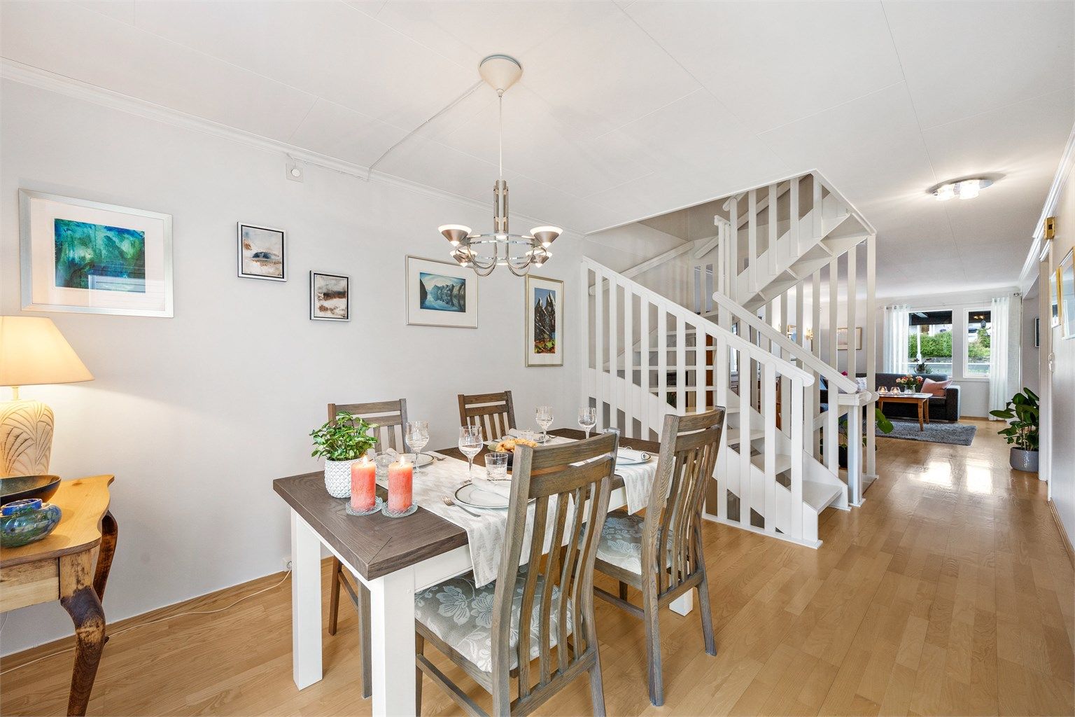 Spisestuen har god plass til langbord for familie og gjester.