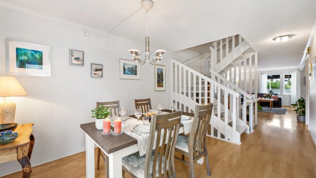 Spisestuen har god plass til langbord for familie og gjester.