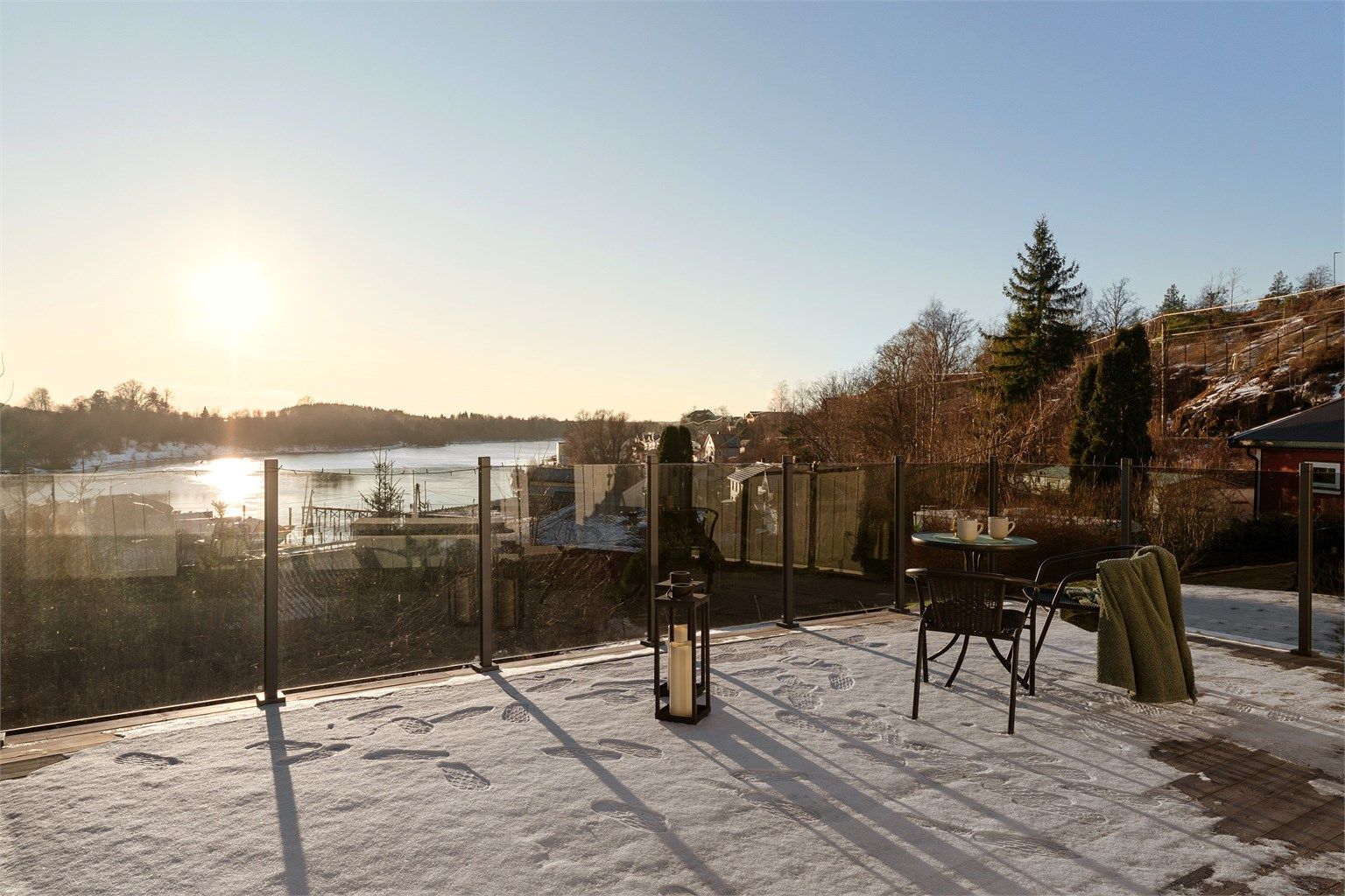 Terrassen ble nyoppført i 2024 med glassrekkverk som ivaretar både utsikten og de gode solforholdene. Det foreligger ingen dokumentasjon på at tiltaket er godkjent.