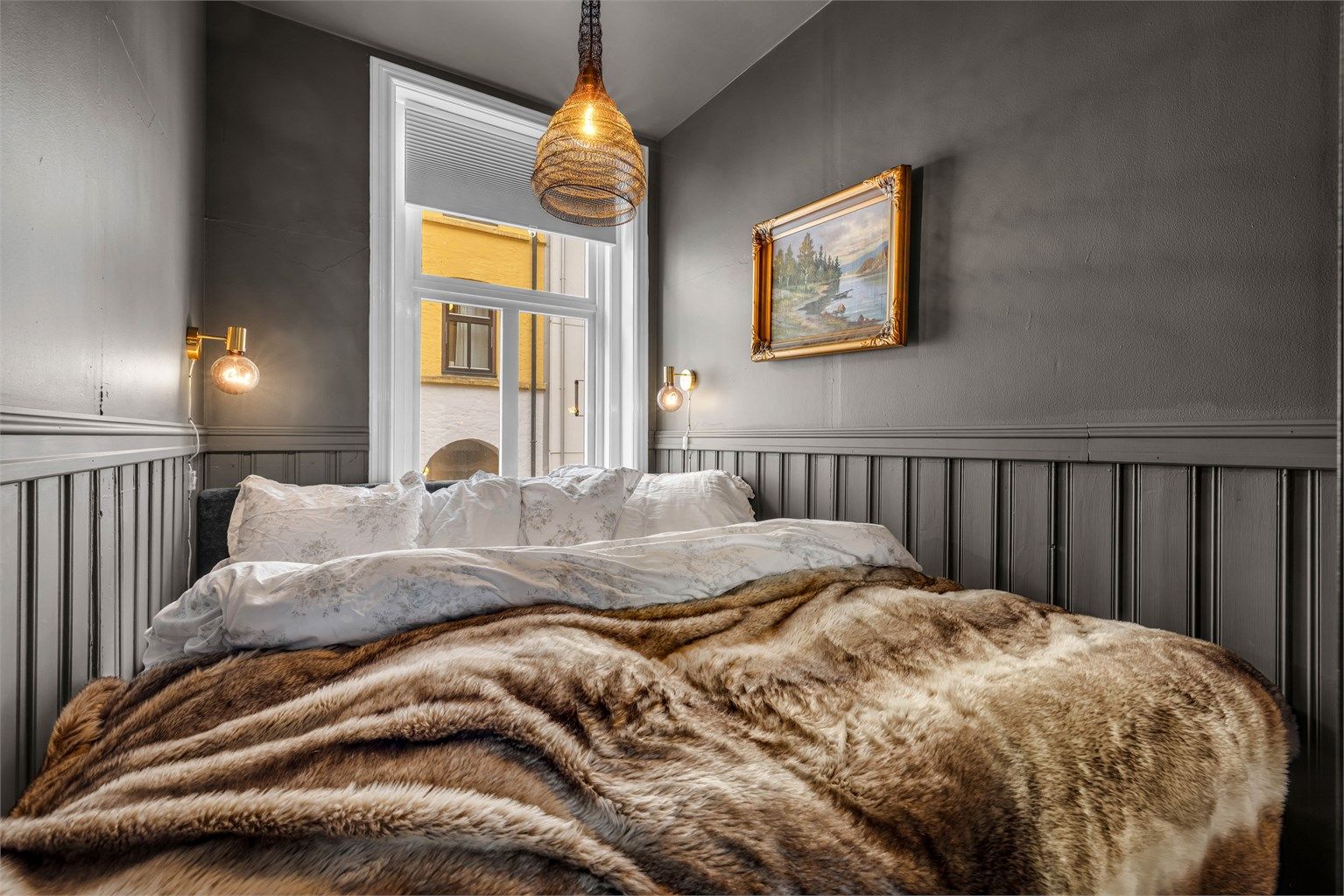 Soveromme vender mot rolig balkgård og har plass til dobbeltseng. 