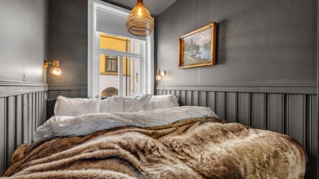 Soveromme vender mot rolig balkgård og har plass til dobbeltseng.