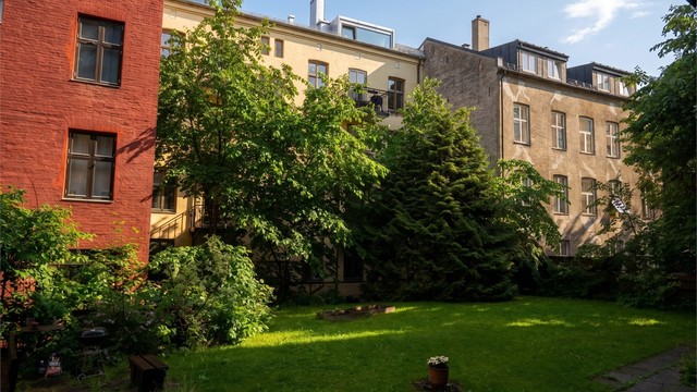 I bakgården er det grill, sittegruppe, parkering for sykler mm